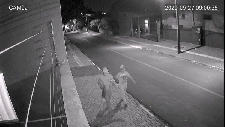 Bandidos invadem residência, rendem família e roubam carro, celular, e outros objetos