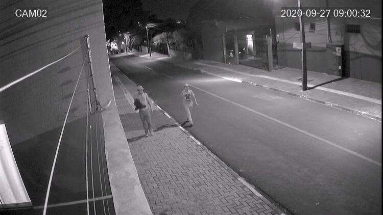 Bandidos invadem residência, rendem família e roubam carro, celular, e outros objetos