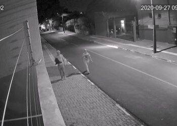 Bandidos invadem residência, rendem família e roubam carro, celular, e outros objetos