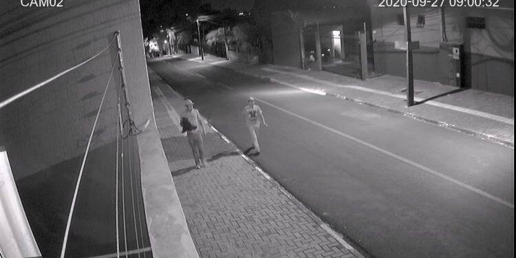 Bandidos invadem residência, rendem família e roubam carro, celular, e outros objetos