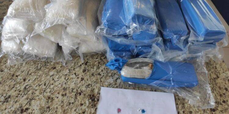 Homem é preso com mais de 13kg de cocaína em tanque de combustível