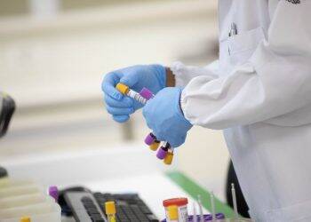 Covid-19: em uma semana, casos caem 30% e mortes, 13% no Brasil