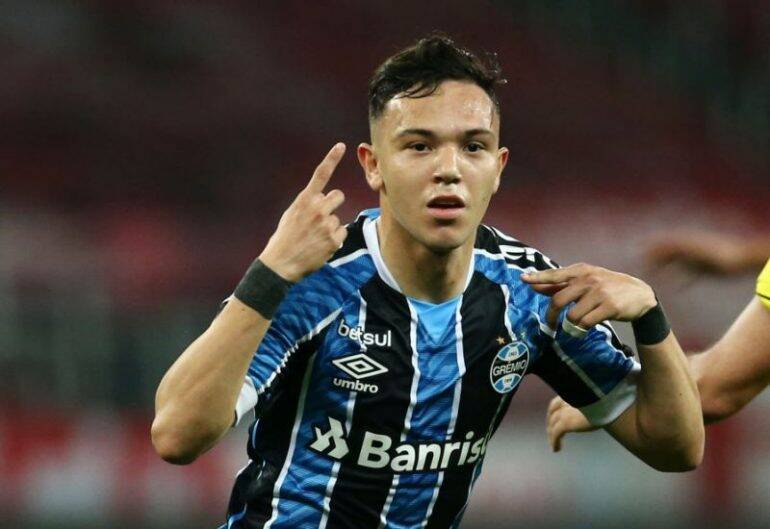 Emprestado pelo Grêmio, atacante do Caxias celebra dois gols sobre o Inter