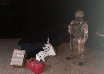 Militares paraguaios encontram canoa utilizada para transportar pessoas pelo Rio Paraná