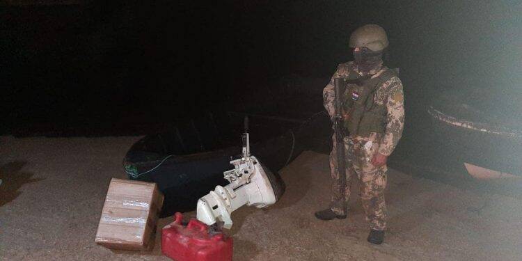 Militares paraguaios encontram canoa utilizada para transportar pessoas pelo Rio Paraná