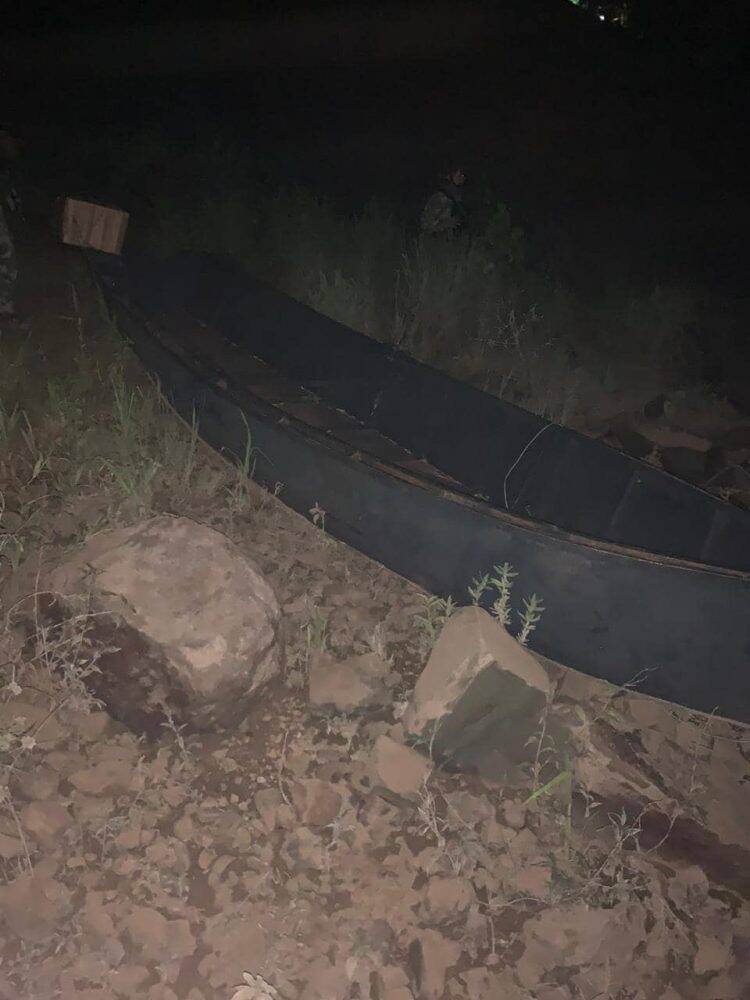 Militares paraguaios encontram canoa utilizada para transportar pessoas pelo Rio Paraná
