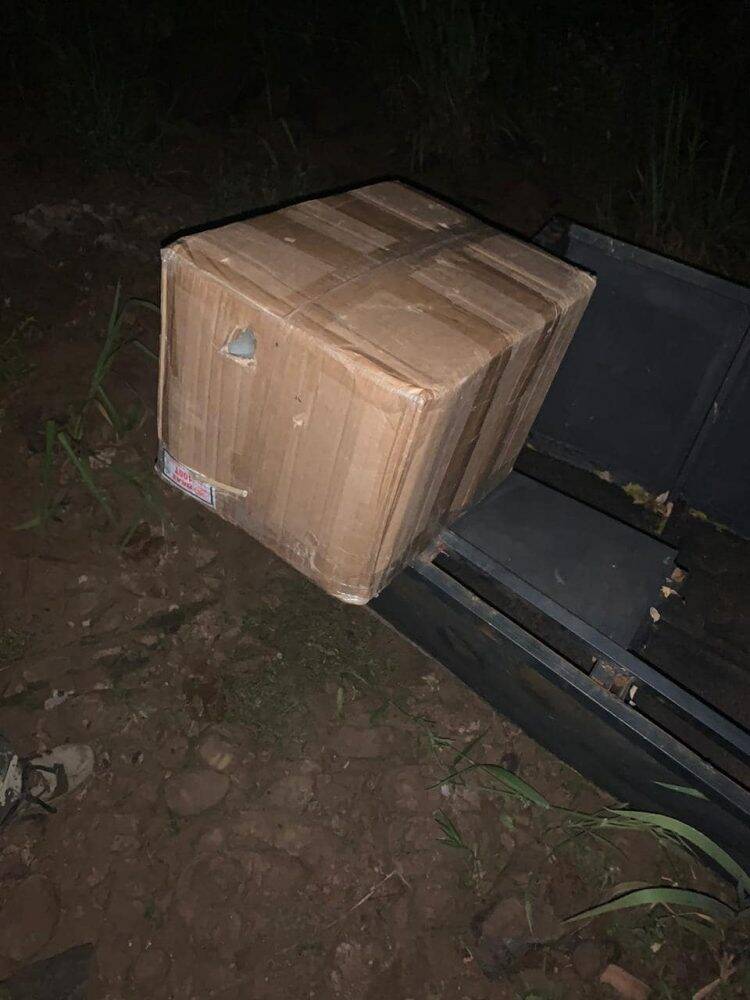 Militares paraguaios encontram canoa utilizada para transportar pessoas pelo Rio Paraná