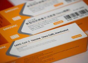 Brasil anuncia que vai comprar 46 milhões de doses da CoronaVac, da China