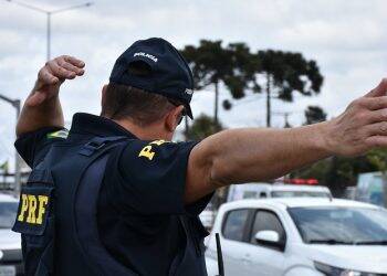 PRF esclarece a maneira correta de transitar pela faixa da esquerda