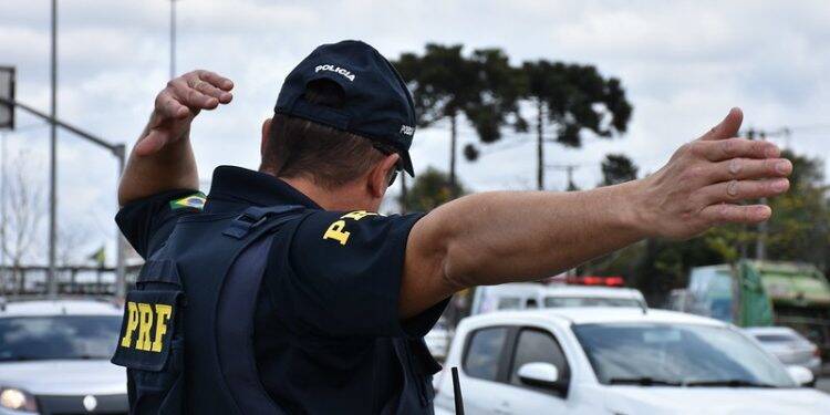 PRF esclarece a maneira correta de transitar pela faixa da esquerda