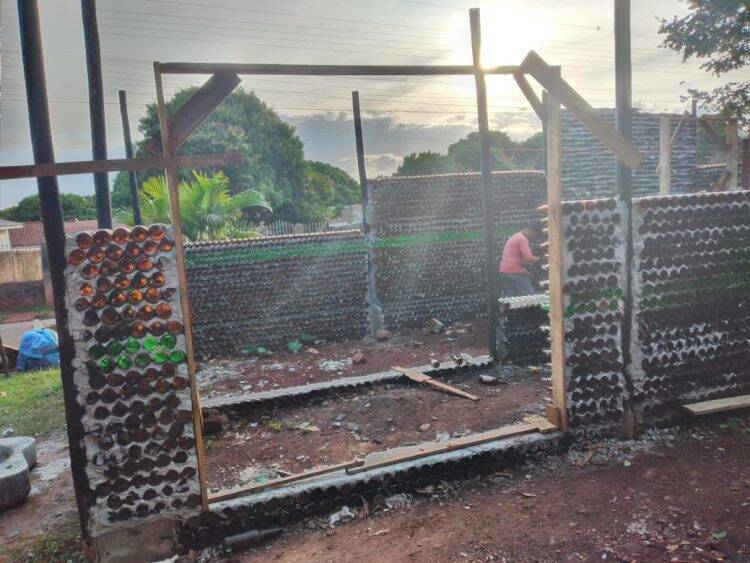 Educadora precisa de doações para terminar Casa de Garrafas de Vidro