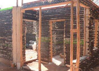 Educadora precisa de doações para terminar Casa de Garrafas de Vidro