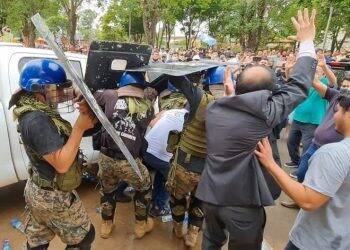 Lojistas paraguaios expulsam fiscais de Ciudad del Este que queriam apreender roupas