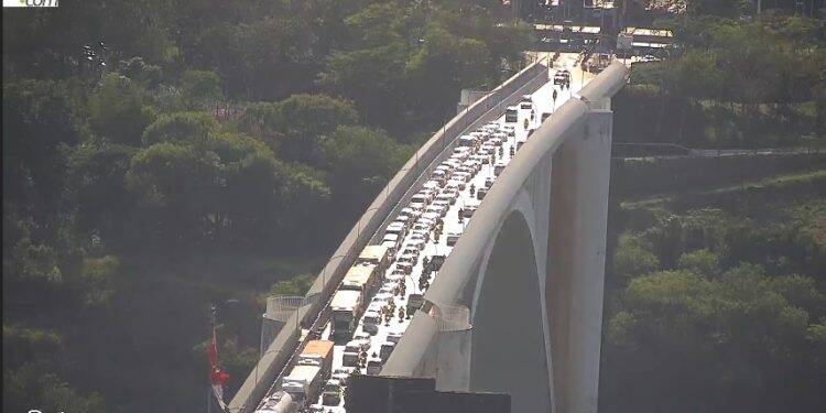 Inspetor da PRF pede racionalidade ao Paraguai para agilizar filas de caminhões na fronteira