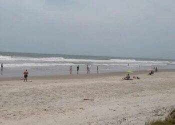 Casal faz sexo na praia e é multado por não usar máscara