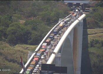 Despacho aduaneiro lento no Paraguai colapsa Porto Seco de Foz e congestiona trânsito