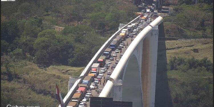 Despacho aduaneiro lento no Paraguai colapsa Porto Seco de Foz e congestiona trânsito