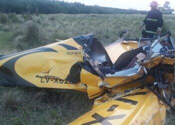 Vídeo mostra acidente impressionante com avião experimental