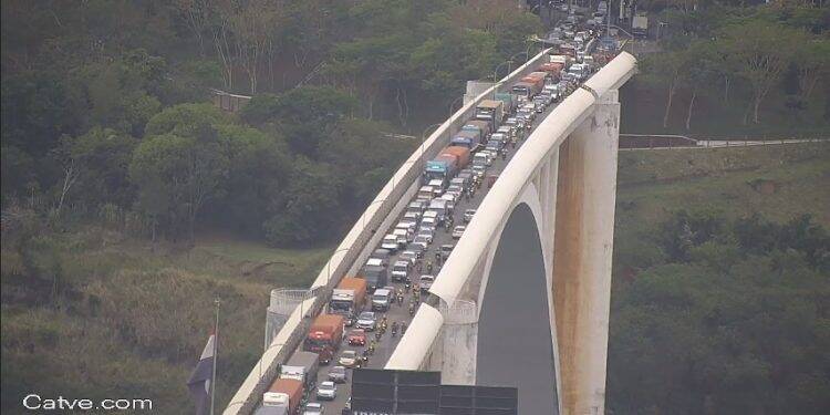 Protesto de ‘paseros’ deixa trânsito congestionado na Ponte da Amizade