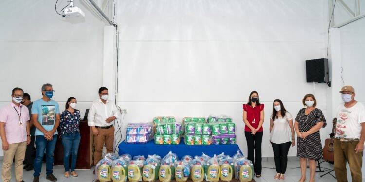 Famílias atendidas pela ACDD recebem kits de higienização comprados com auxílio eventual de Itaipu