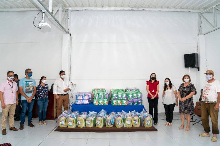 Famílias atendidas pela ACDD recebem kits de higienização comprados com auxílio eventual de Itaipu