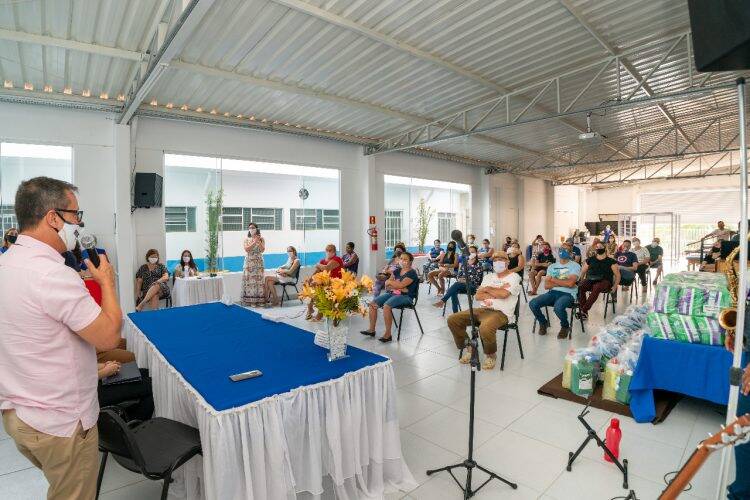 Famílias atendidas pela ACDD recebem kits de higienização comprados com auxílio eventual de Itaipu