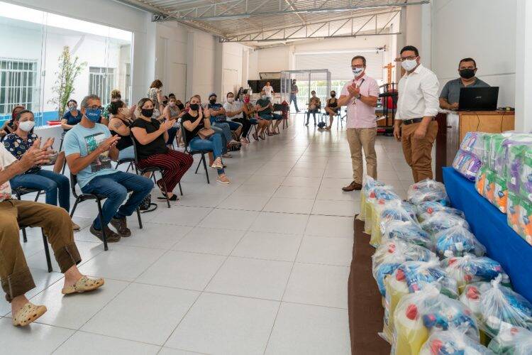 Famílias atendidas pela ACDD recebem kits de higienização comprados com auxílio eventual de Itaipu