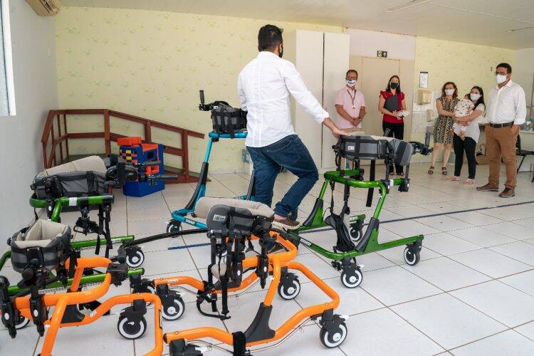 Famílias atendidas pela ACDD recebem kits de higienização comprados com auxílio eventual de Itaipu