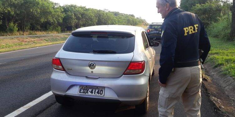 PRF recupera carro roubado em menos de 24 horas