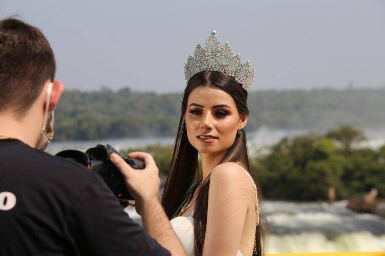 Miss Brasil Thawany Faria participa de  happy hour no Marco das 3 Fronteiras