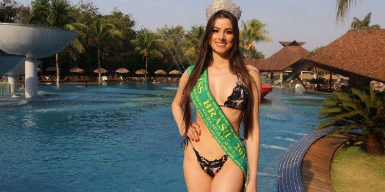 Miss Brasil Thawany Faria participa de  happy hour no Marco das 3 Fronteiras