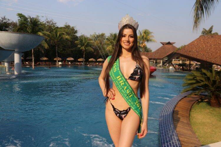 Miss Brasil Thawany Faria participa de  happy hour no Marco das 3 Fronteiras
