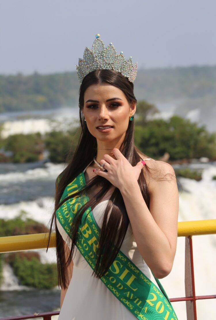 Miss Brasil Thawany Faria participa de  happy hour no Marco das 3 Fronteiras