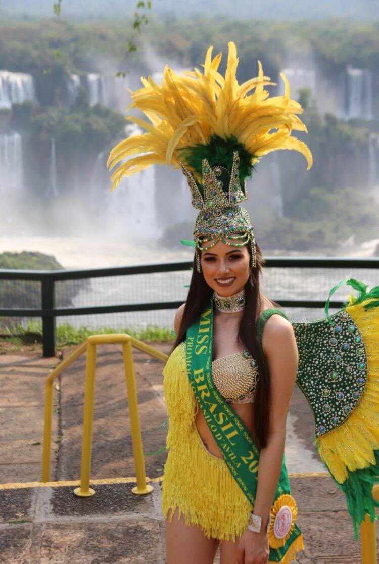 Miss Brasil Thawany Faria participa de  happy hour no Marco das 3 Fronteiras