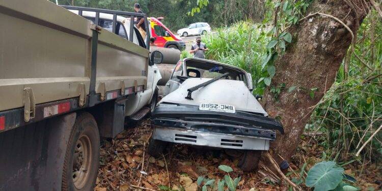 Servidor usa caminhão da prefeitura para mudança particular e sofre acidente