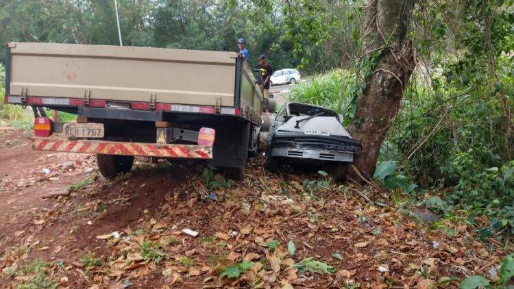 Servidor usa caminhão da prefeitura para mudança particular e sofre acidente