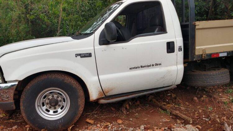 Servidor usa caminhão da prefeitura para mudança particular e sofre acidente