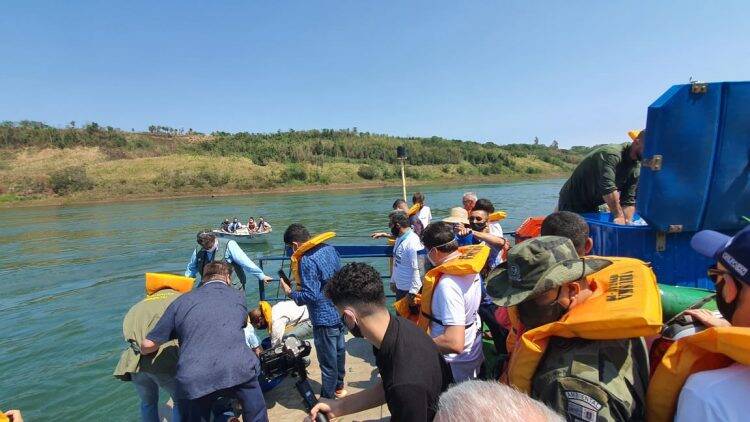 Clube de Pesca Maringá solta 30 mil alevinos no Rio Paraná