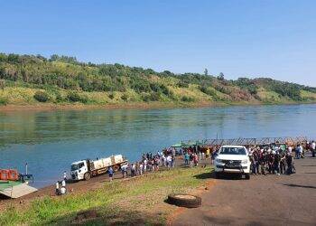 Clube de Pesca Maringá solta 30 mil alevinos no Rio Paraná