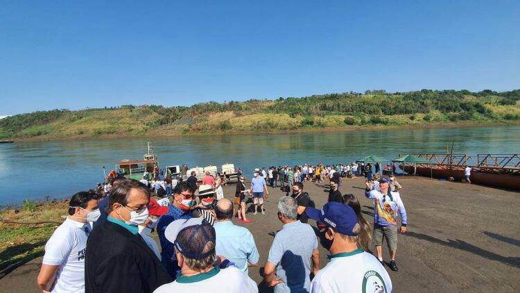 Clube de Pesca Maringá solta 30 mil alevinos no Rio Paraná