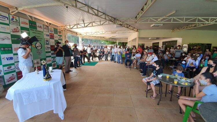 Clube de Pesca Maringá solta 30 mil alevinos no Rio Paraná