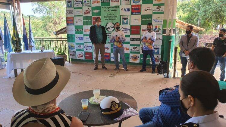 Clube de Pesca Maringá solta 30 mil alevinos no Rio Paraná