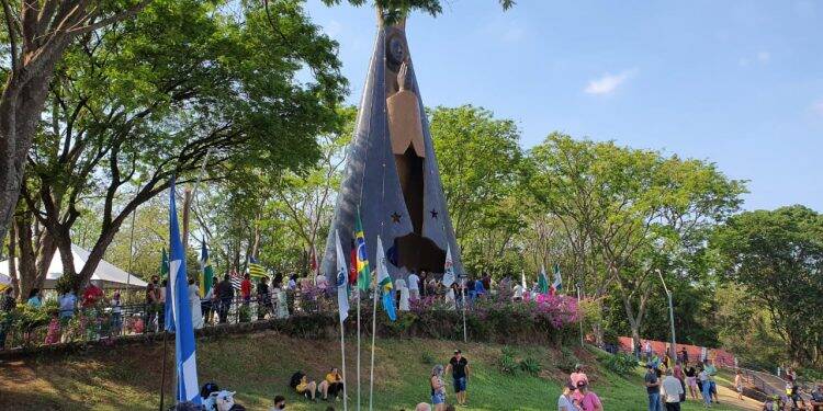 A pé, de bicicleta e a cavalo: fieis não se abatem com pandemia e mantém tradição em Itaipulândia