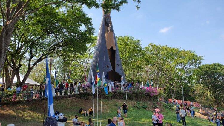 A pé, de bicicleta e a cavalo: fieis não se abatem com pandemia e mantém tradição em Itaipulândia