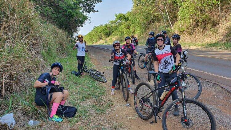 A pé, de bicicleta e a cavalo: fieis não se abatem com pandemia e mantém tradição em Itaipulândia