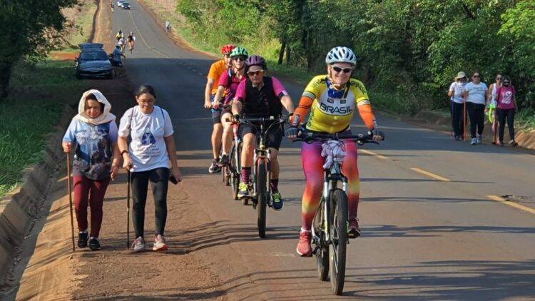 A pé, de bicicleta e a cavalo: fieis não se abatem com pandemia e mantém tradição em Itaipulândia