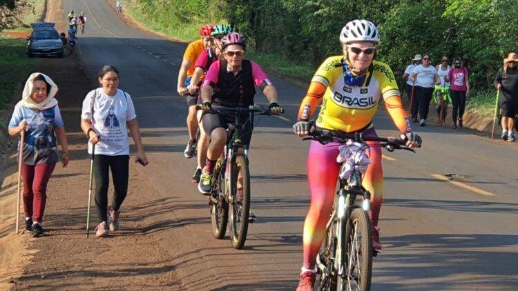 A pé, de bicicleta e a cavalo: fieis não se abatem com pandemia e mantém tradição em Itaipulândia