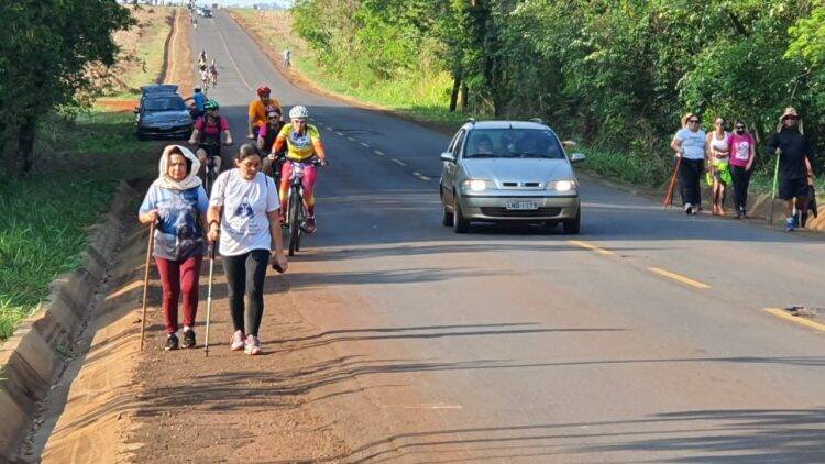 A pé, de bicicleta e a cavalo: fieis não se abatem com pandemia e mantém tradição em Itaipulândia