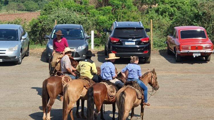 A pé, de bicicleta e a cavalo: fieis não se abatem com pandemia e mantém tradição em Itaipulândia