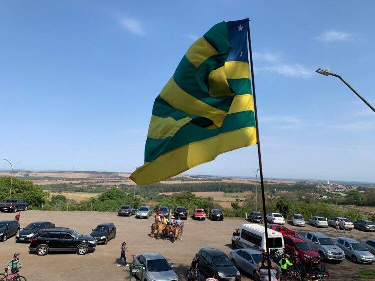 A pé, de bicicleta e a cavalo: fieis não se abatem com pandemia e mantém tradição em Itaipulândia